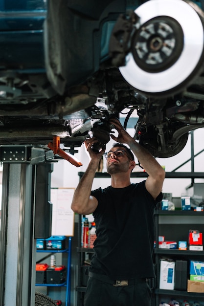 Automonteur werkzaam bij automotive servicecentrum