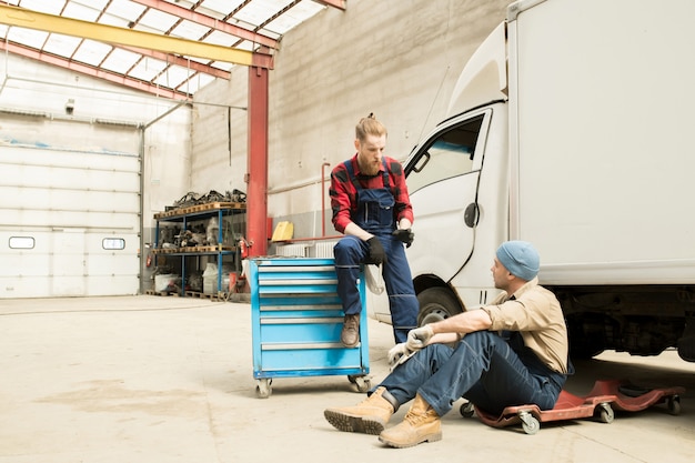 Automonteurs praten op het werk