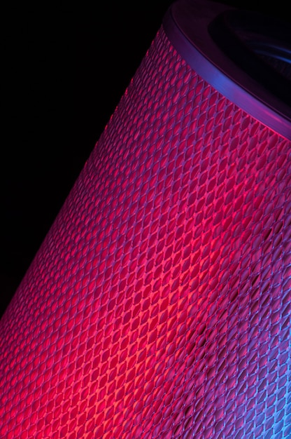 Automotive filter cilindrische vorm rode kleuren op een zwarte achtergrond close-up