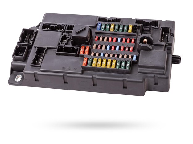 Automotive zekeringen doos in verschillende kleuren en elke kleur is verantwoordelijk voor de specifieke waarde van de bescherming gedefinieerd in ampere Catalogus van reserveonderdelen