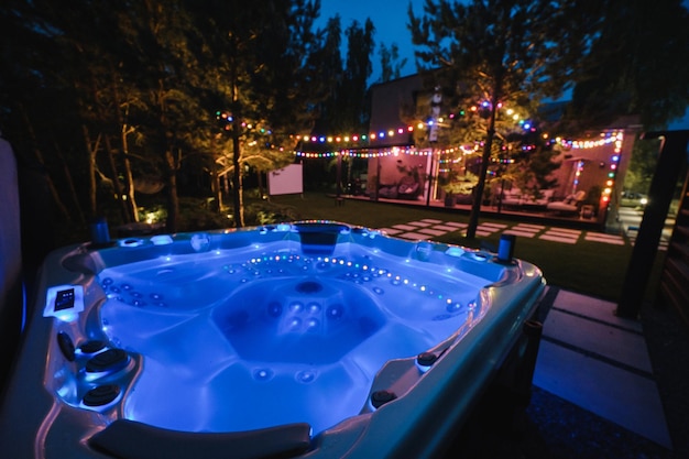 Foto autonome hot tub of jacuzzi met warm water en avondverlichting