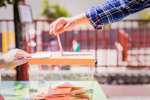 Comunità autonoma di madrid elezioni referendum democratico per la mano del voto del governo in posa...