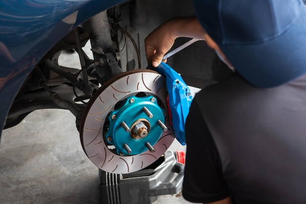 Foto autoremsysteem controleren op reparatie bij autogarage