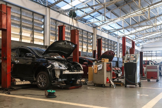 Autoreparatie in garageservicestation met softfocus en over licht op de achtergrond