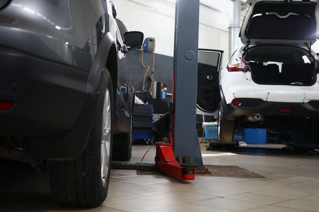 Autoreparatiestation met auto's en liften