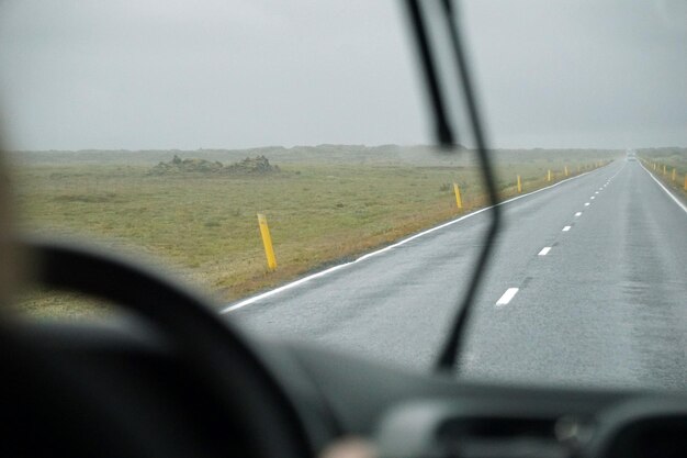 Autorijden in de regen met geactiveerde ruitenwissers