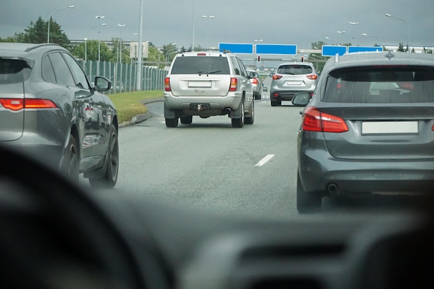 Autorijden in de stad op een zonnige dag