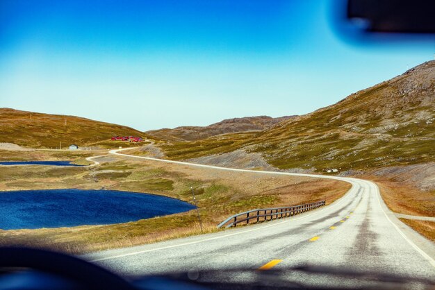 Autorijden op bergweg Natuur Noorwegen Poolcirkel De weg naar Nordkapp