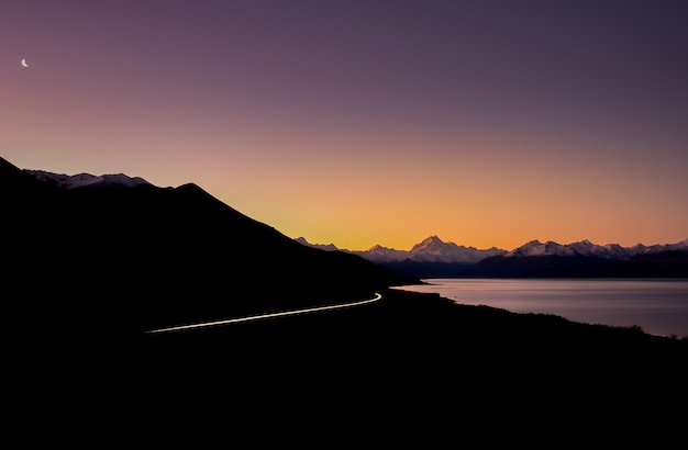 Autoroute 's nachts op weg naar Aoraki Mount Cook