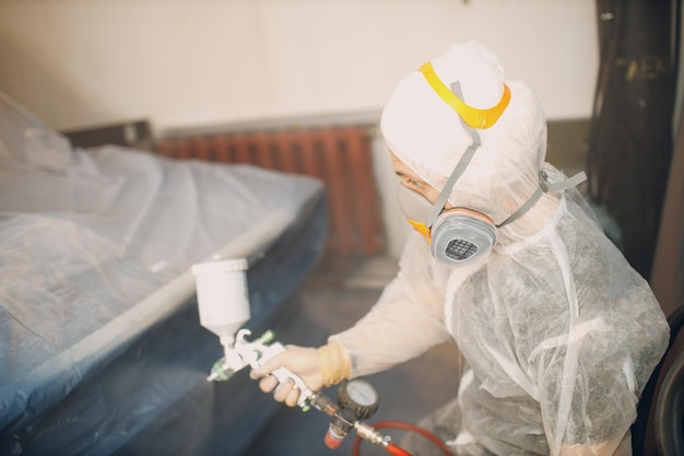 Autoschilder in beschermende kleding en gasmaskermasker schilderij voertuig