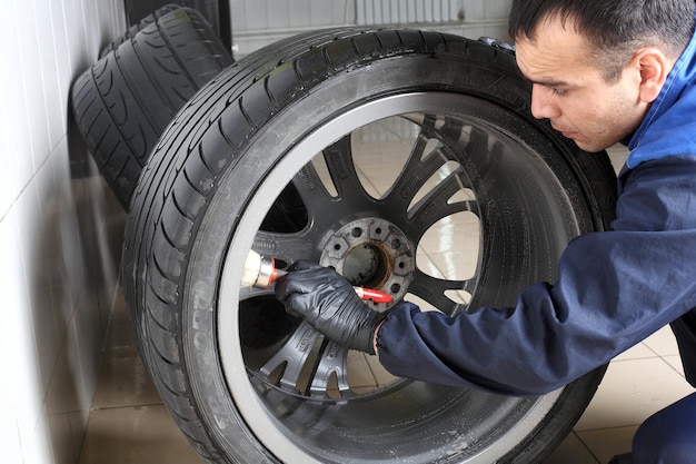 Foto autoservice de arbeider wast velgen