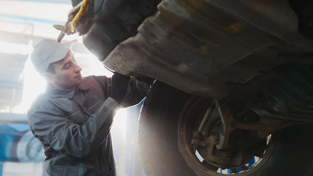 Autoservice een monteur controleert het wiel van SUV