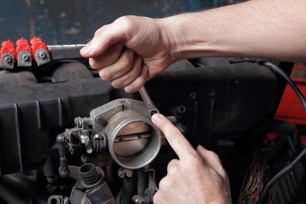 Autoservice Motor reparatie monteur handen met moersleutel