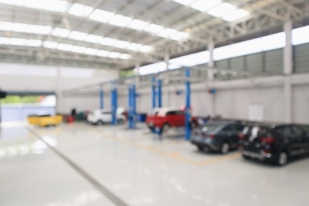 Autoservicecentrum met auto bij reparatiestation bokeh licht intreepupil wazige achtergrond