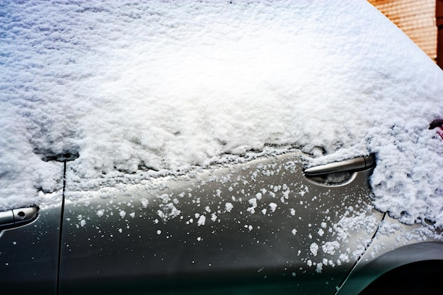 Autospiegel in de sneeuw. Winterconcept. Een deel van de auto.