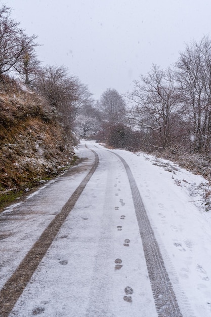 Autosporen op de weg om aizkorri in gipuzkoa . op te zetten