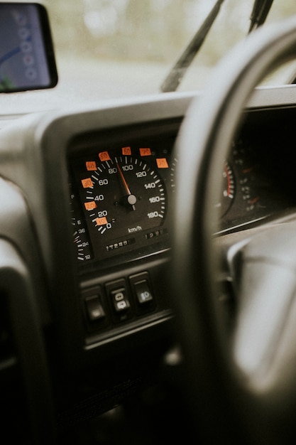 Autostuur en gelabelde snelheidsmeter