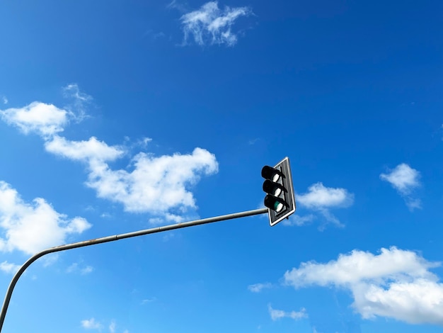 Autoverkeerslicht op blauwe hemelachtergrond met copyspace