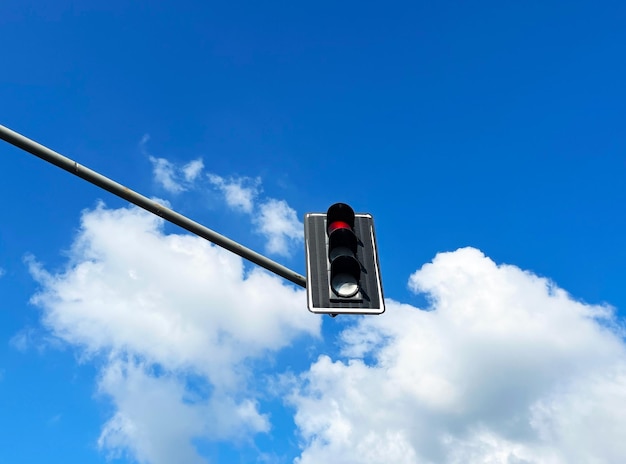 Autoverkeerslicht op blauwe hemelachtergrond met copyspace