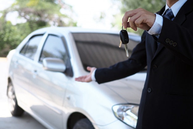 Autoverkopers en sleutels die autohandel voorstellen