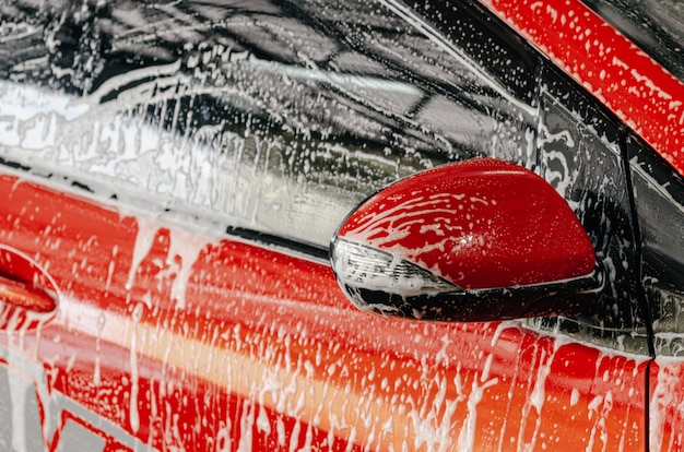 Foto autowassen bubbels