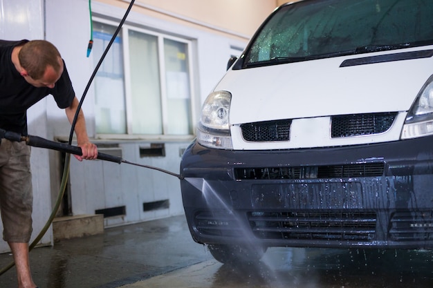 Autowasserette met schuim in een autowasserette