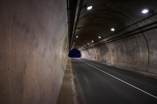 Autoweg in verlichte tunnel