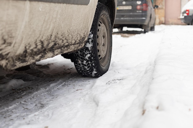 Autowielen in winterijs bij slecht winterweer Winterbanden voor wielen Banden in sneeuw en modder Close-up