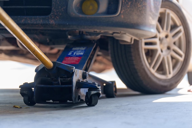 Autowielreparatie buiten zonder band op de weg Automotive garage voor vervanging van reserveonderdelen na fa