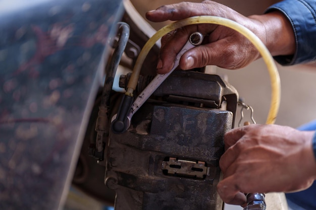 Autowielreparatie buiten zonder band op de weg Automotive garage voor vervanging van reserveonderdelen na fa