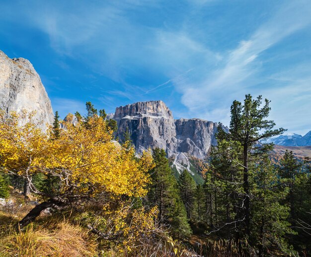 가을 고산 Dolomites 바위 산 풍경 Sudtirol Italy Sella Pass 근처의 평화로운 전망