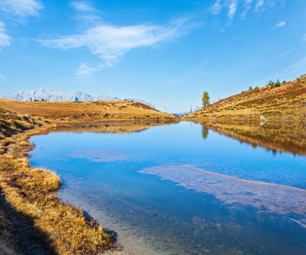 Осенний альпийский пейзаж Kleiner Paarsee или Paarseen Lake Land Salzburg Austria Alps Hochkonig вид на скалистую горную группу далеко