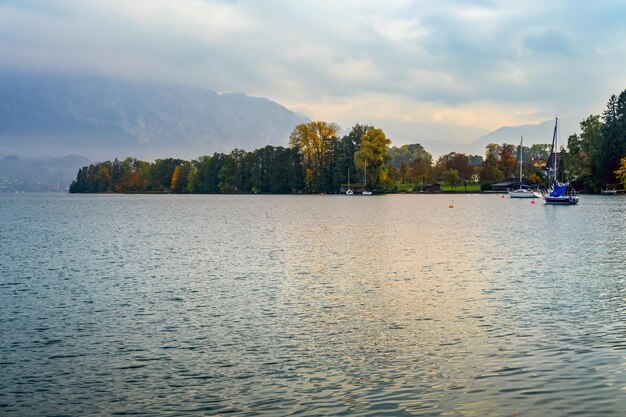 가을 알프스 산 호수 Attersee 보기 잘츠카머구트 어퍼 오스트리아