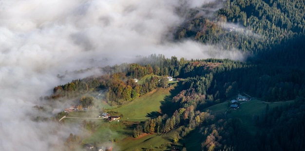 Jenner Viewing Platform Schonau am Konigssee Bavaria Germany의 가을 알프스 산 안개 낀 아침 전망