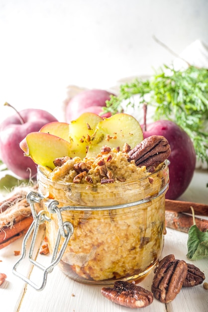 Foto farina d'avena di mele pecan autunnali con caramello