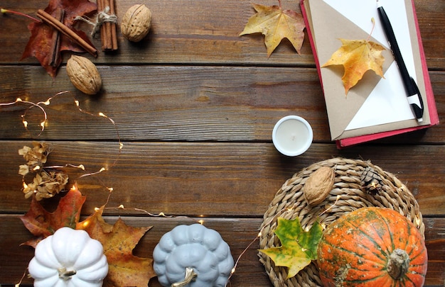 Photo autumn background with colored red leaves on wooden background top view copy space