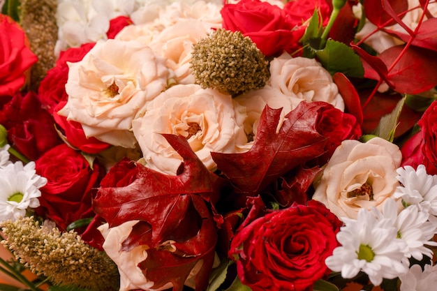 背景として赤と白のバラ、アジサイ、菊の秋の花束トップ ビュー