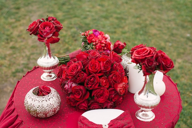 Autumn bright wedding table setting Luxurious stylish autumn wedding decor in marsala color Flowers and dishes at the wedding banquet Decorated romantic dinner in red