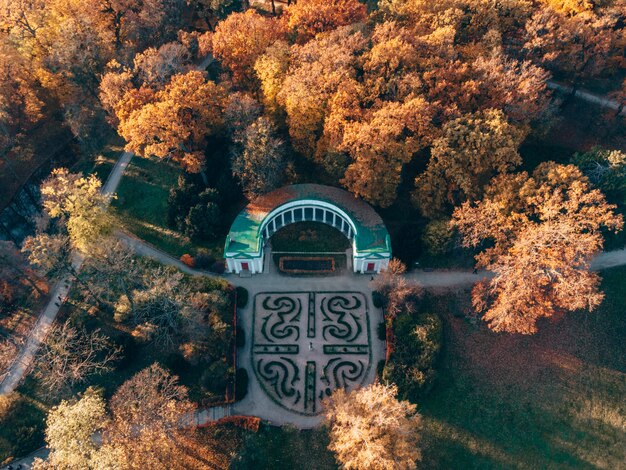 Осеннее здание в парке Александрия, Украина