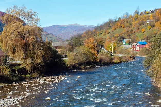 Autunno fiume di montagna dei carpazi ucraina