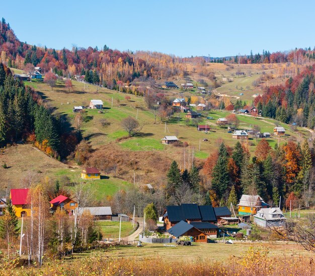 Villaggio dei carpazi d'autunno ucraina