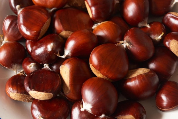 Foto le castagne d'autunno sono molto dolci da mangiare.