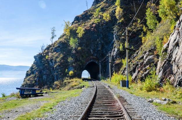 Autumn Circum-Baikal Railway op het zuidelijke Baikalmeer