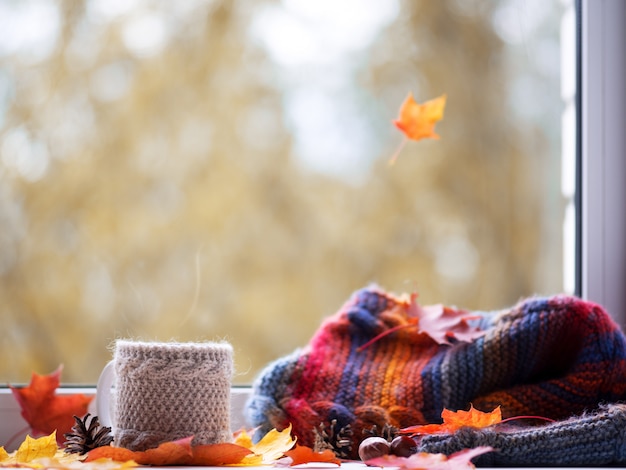 Photo autumn coffee on the window