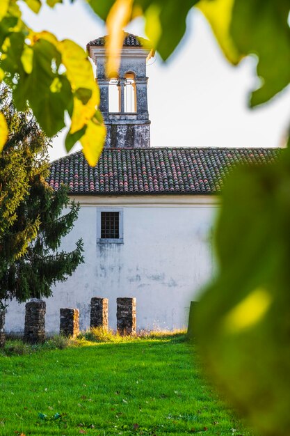 Foto i colori autunnali coprono il castello di cassacco friuli italia