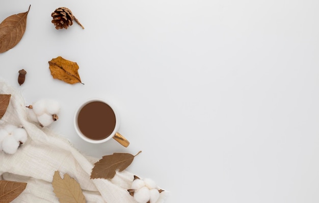 Composizione autunnale, tazza di caffè. foglie secche. e pigne su sfondo bianco. disposizione piana, vista dall'alto con spazio di copia