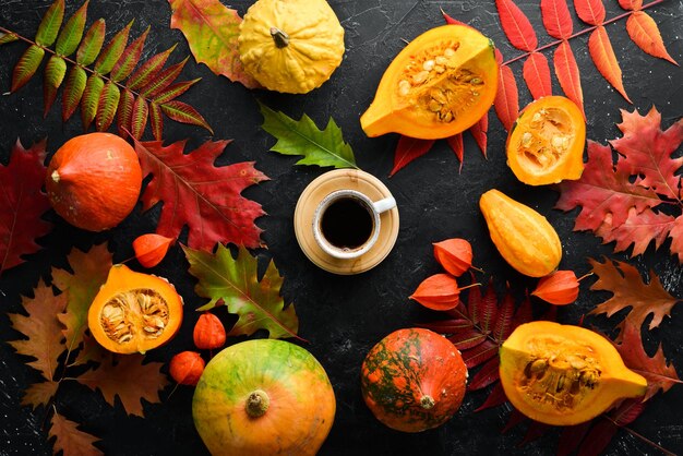 秋の構成一杯のコーヒーと色付きの紅葉が平らに横たわっていた黒い石の背景に上面図テキスト用の空きスペース