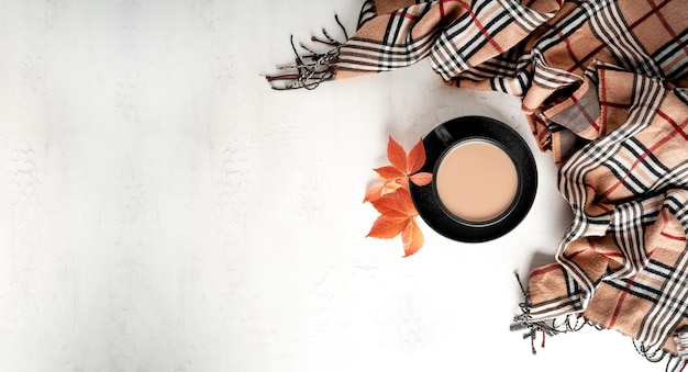 Осенняя композиция. Чашка кофе с молоком, женский свитер, осенние листья. Плоская планировка, вид сверху, копия пространства. Фото высокого качества