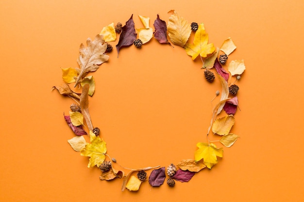 Осенняя композиция из сушеных листьев, шишек и желудей на столе Плоский вид сверху