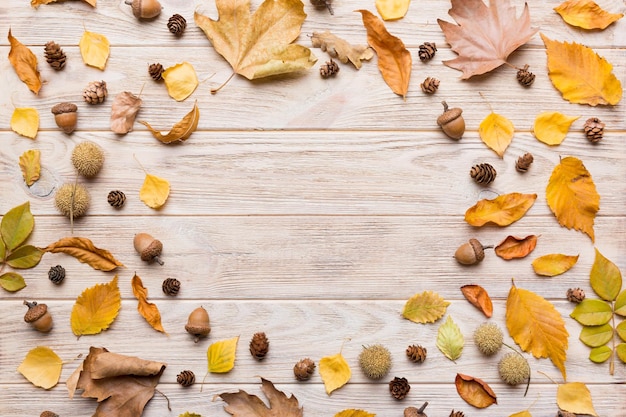 Photo autumn composition made of dried leaves cones and acorns on table flat lay top view